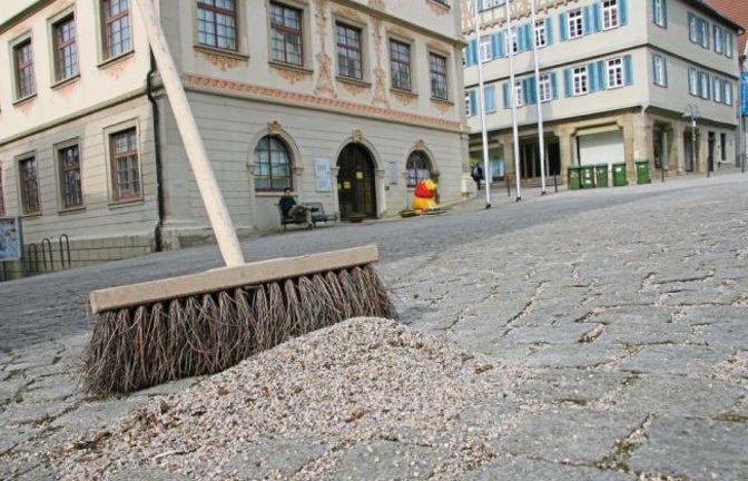 Neuer Natursand namens Moränesplitt soll die Fugen auf dem Vaihinger Marktplatz stopfen und zugleich das Regenwasser durchsickern lassen.  Foto: Rücker