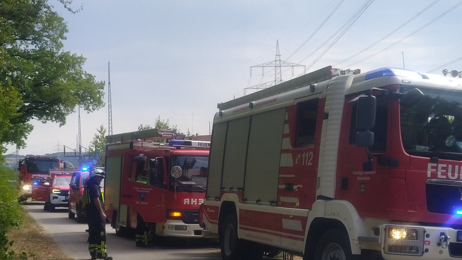 Ausgerückt: Die Fahrzeuge der Feuerwehr treffen an der Einsatzstelle ein - ehe "Feuer aus" gemeldet wird. Foto: Feuerwehr Wiernsheim Ausgerückt: Die Fahrzeuge der Feuerwehr treffen an der Einsatzstelle ein - ehe "Feuer aus" gemeldet wird. Foto: Feuerwehr Wiernsheim
