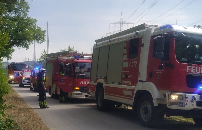 Ausgerückt: Die Fahrzeuge der Feuerwehr treffen an der Einsatzstelle ein - ehe "Feuer aus" gemeldet wird.  Foto: Feuerwehr Wiernsheim