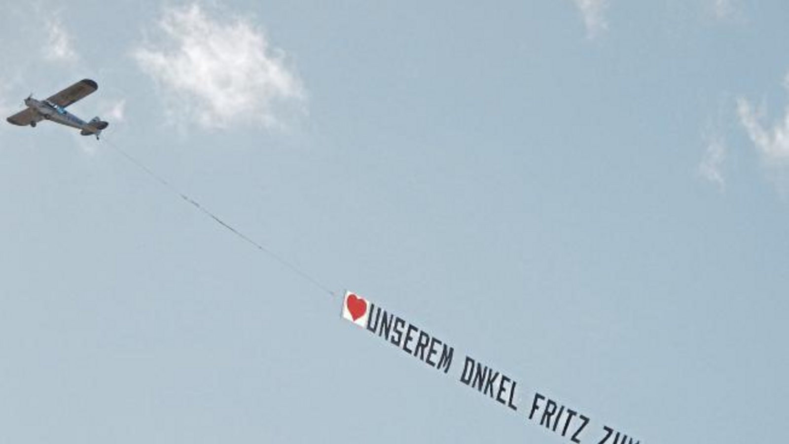 Sonntägliche Geburtstagsgrüße über Vaihingen: Hoffentlich hat der Onkel Fritz auch nach oben geguckt. Foto: Arning Sonntägliche Geburtstagsgrüße über Vaihingen: Hoffentlich hat der Onkel Fritz auch nach oben geguckt. Foto: Arning