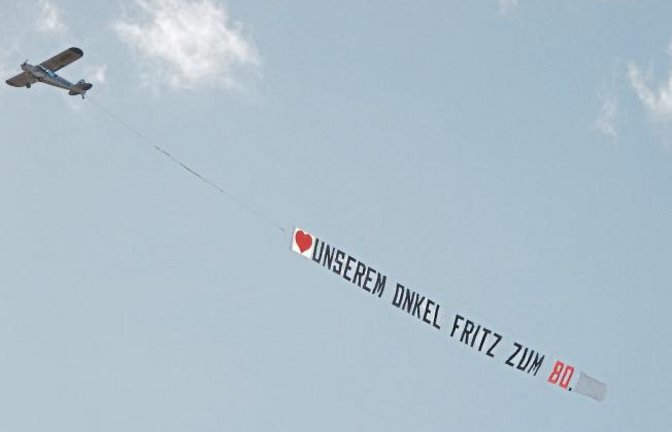 Sonntägliche Geburtstagsgrüße über Vaihingen: Hoffentlich hat der Onkel Fritz auch nach oben geguckt.  Foto: Arning