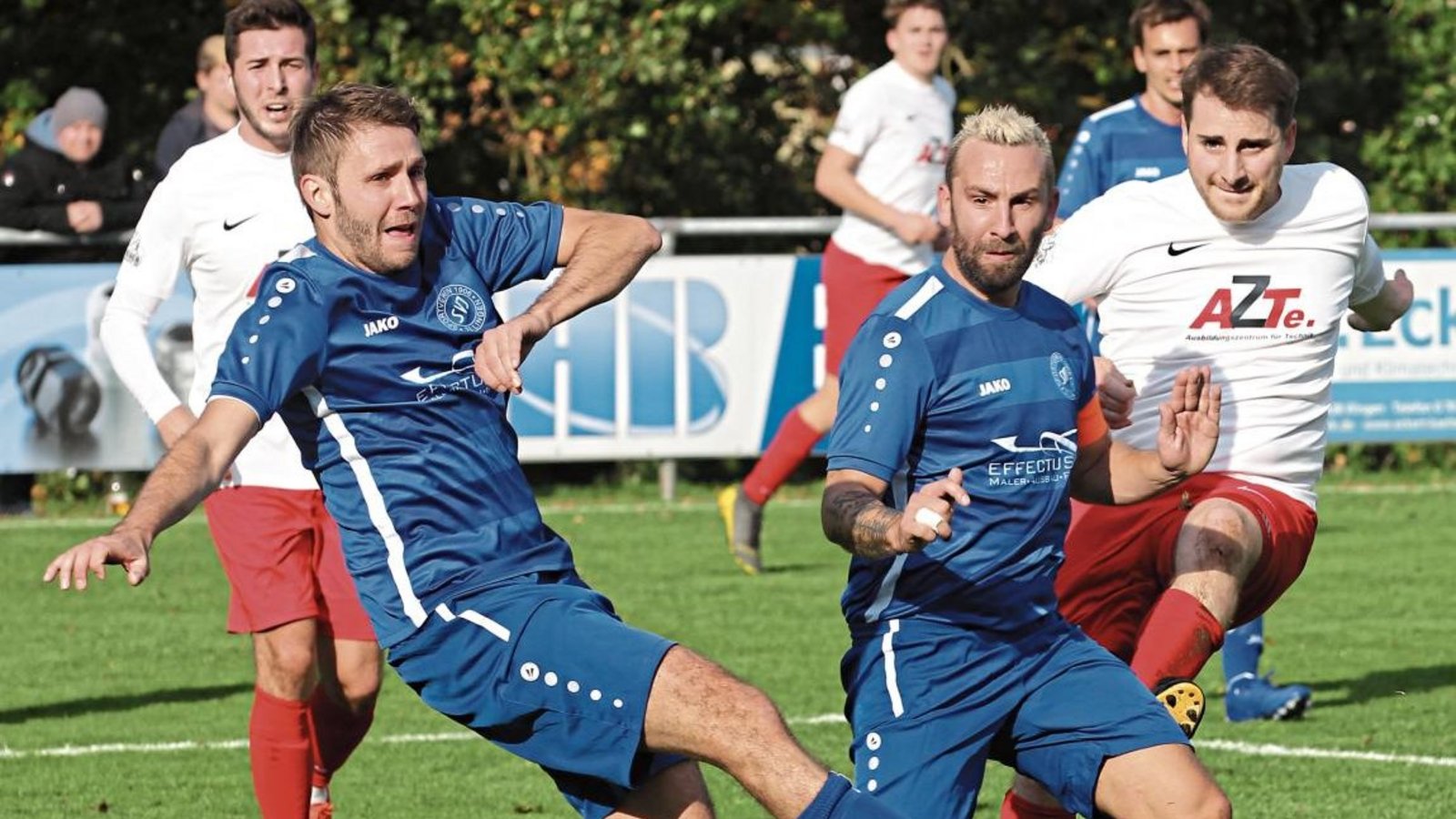 Die Illinger Sebastian Schüle und Domenico Vitale (von links) kommen beim Schlenzer von Johannes Wizemann (rechts) einen Schritt zu spät. Die folgende Ecke köpft Samuel Grözinger aber zum 2:0 für die Nussdorfer ein. Foto: Nachreiner Die Illinger Sebastian Schüle und Domenico Vitale (von links) kommen beim Schlenzer von Johannes Wizemann (rechts) einen Schritt zu spät. Die folgende Ecke köpft Samuel Grözinger aber zum 2:0 für die Nussdorfer ein. Foto: Nachreiner