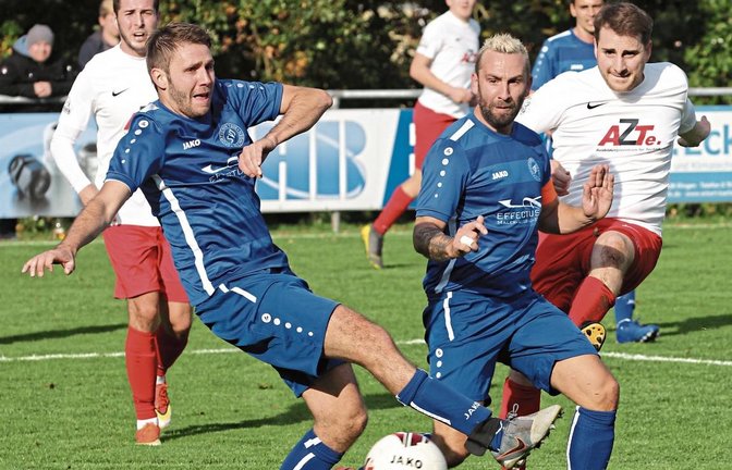 Die Illinger Sebastian Schüle und Domenico Vitale (von links) kommen beim Schlenzer von Johannes Wizemann (rechts) einen Schritt zu spät. Die folgende Ecke köpft Samuel Grözinger aber zum 2:0 für die Nussdorfer ein. Foto: Nachreiner