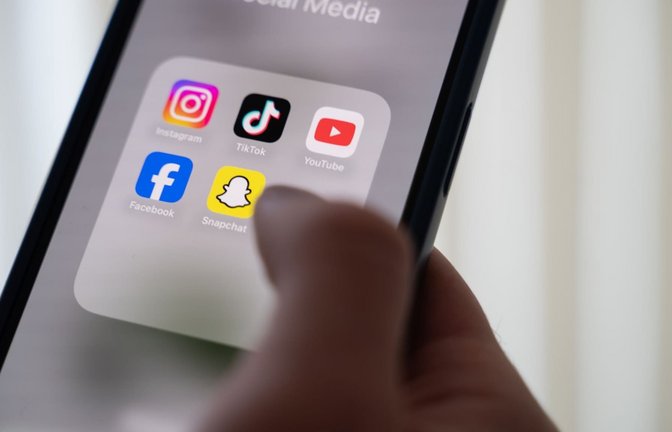 Bei Social-Media-Posts über den Arbeitgeber oder aus dem Arbeitsumfeld sollte man extrem vorsichtig sein.<span class='image-autor'>Alicia Windzio/dpa/dpa-tmn</span>