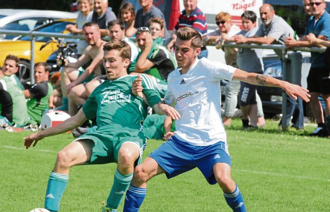 Mit viel Körpereinsatz gingen Lukas Braun vom SV Iptingen (links) und Luis Buchenroth von der SGM Riexingen II zur Sache.  Foto: Nachreiner