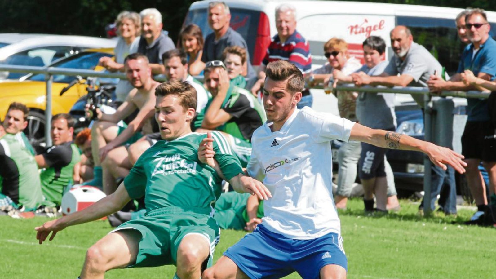 Mit viel Körpereinsatz gingen Lukas Braun vom SV Iptingen (links) und Luis Buchenroth von der SGM Riexingen II zur Sache. Foto: Nachreiner Mit viel Körpereinsatz gingen Lukas Braun vom SV Iptingen (links) und Luis Buchenroth von der SGM Riexingen II zur Sache. Foto: Nachreiner