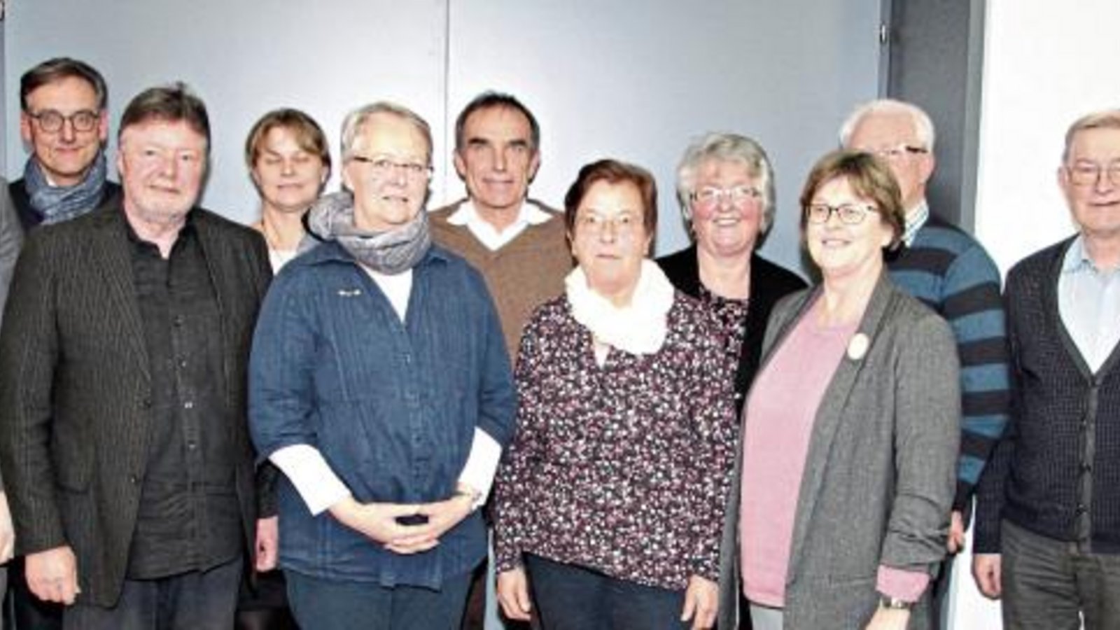 Bürgermeister Frank Wittendorfer (rechts) übergab seinen Posten als Kassierer des Krankenpflegevereins an Stadtkämmerer Lars Roller (links) und freute sich mit dem Vorsitzenden Günther Ditthard, dass alle Ämter besetzt werden konnten. Foto: Gergen Bürgermeister Frank Wittendorfer (rechts) übergab seinen Posten als Kassierer des Krankenpflegevereins an Stadtkämmerer Lars Roller (links) und freute sich mit dem Vorsitzenden Günther Ditthard, dass alle Ämter besetzt werden konnten. Foto: Gergen