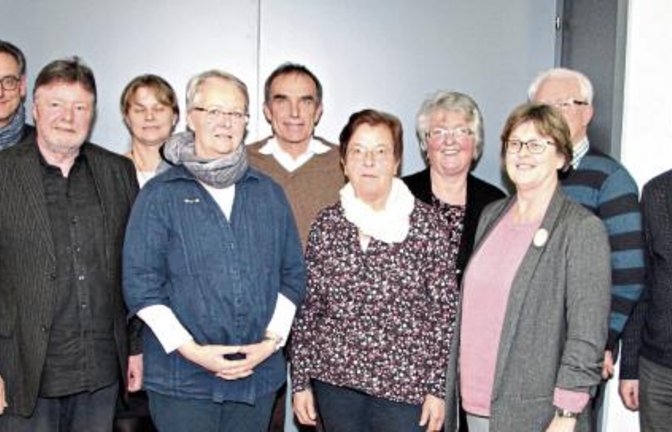Bürgermeister Frank Wittendorfer (rechts) übergab seinen Posten als Kassierer des Krankenpflegevereins an Stadtkämmerer Lars Roller (links) und freute sich mit dem Vorsitzenden Günther Ditthard, dass alle Ämter besetzt werden konnten.  Foto: Gergen