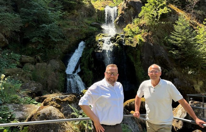 Tribergs Bürgermeister Sven Ketterer (links) und der Stadtmarketingchef Nikolaus Arnold vor den Triberger Wasserfällen. Beide kennen die Beschwerde des Besuchers und versichern: „Das war eine Ausnahme.“<span class='image-autor'>Stadt Triberg</span>