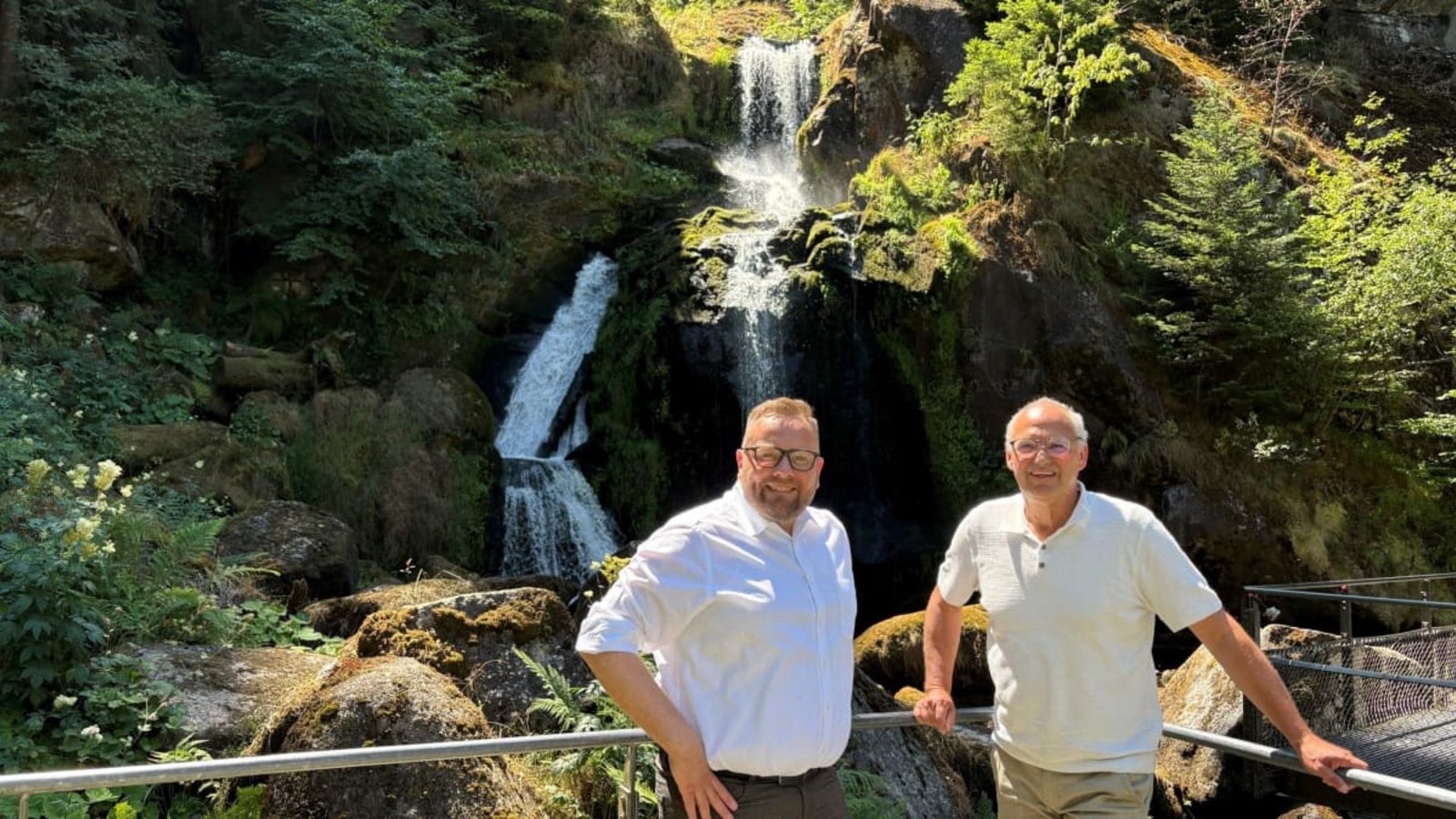 Tribergs Bürgermeister Sven Ketterer (links) und der Stadtmarketingchef Nikolaus Arnold vor den Triberger Wasserfällen. Beide kennen die Beschwerde des Besuchers und versichern: „Das war eine Ausnahme.“Stadt Triberg Tribergs Bürgermeister Sven Ketterer (links) und der Stadtmarketingchef Nikolaus Arnold vor den Triberger Wasserfällen. Beide kennen die Beschwerde des Besuchers und versichern: „Das war eine Ausnahme.“Stadt Triberg