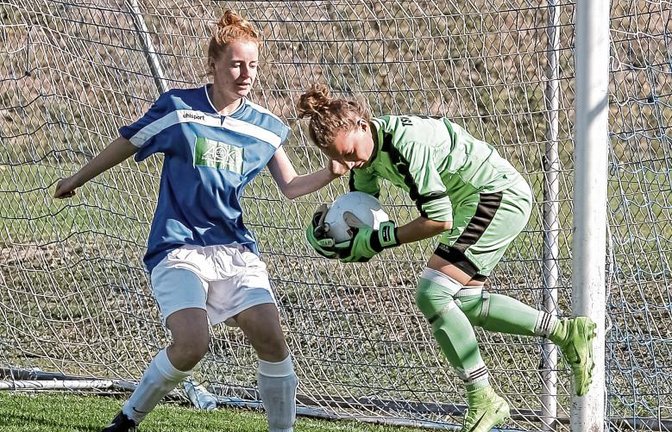 Auch wenn hier Ottmarsheim Torhüterin Vivian Wilke schneller am Ball ist als Stefanie Kunkel (links), die Stürmerin der SGM Häfnerhaslach/Sternenfels war ein Mal erfolgreich. Foto: Simecek