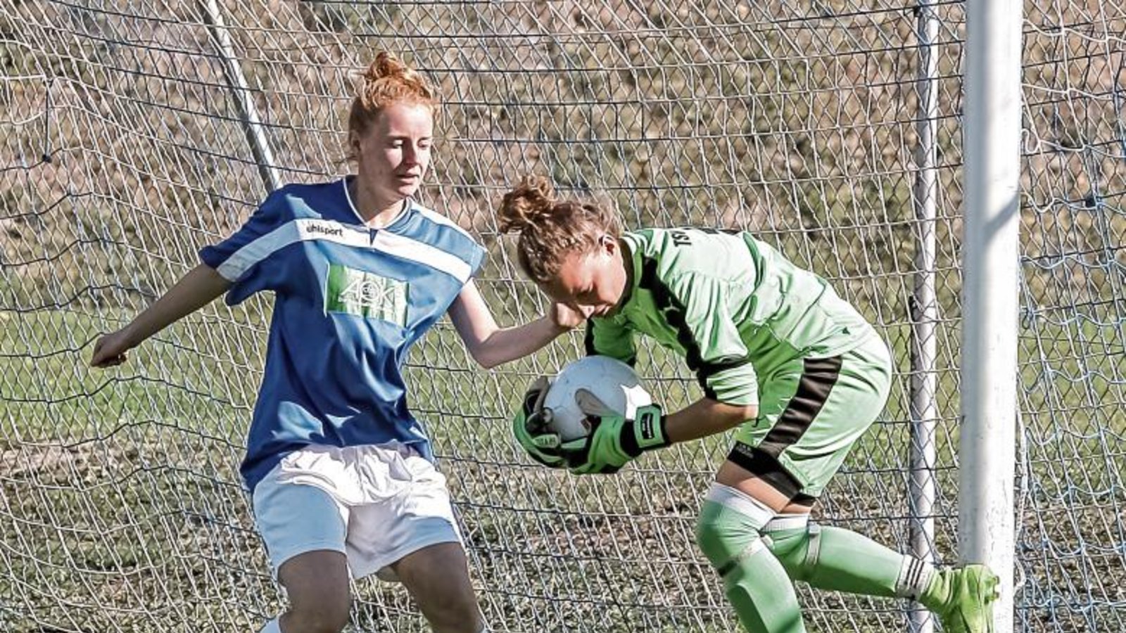 Auch wenn hier Ottmarsheim Torhüterin Vivian Wilke schneller am Ball ist als Stefanie Kunkel (links), die Stürmerin der SGM Häfnerhaslach/Sternenfels war ein Mal erfolgreich. Foto: Simecek Auch wenn hier Ottmarsheim Torhüterin Vivian Wilke schneller am Ball ist als Stefanie Kunkel (links), die Stürmerin der SGM Häfnerhaslach/Sternenfels war ein Mal erfolgreich. Foto: Simecek