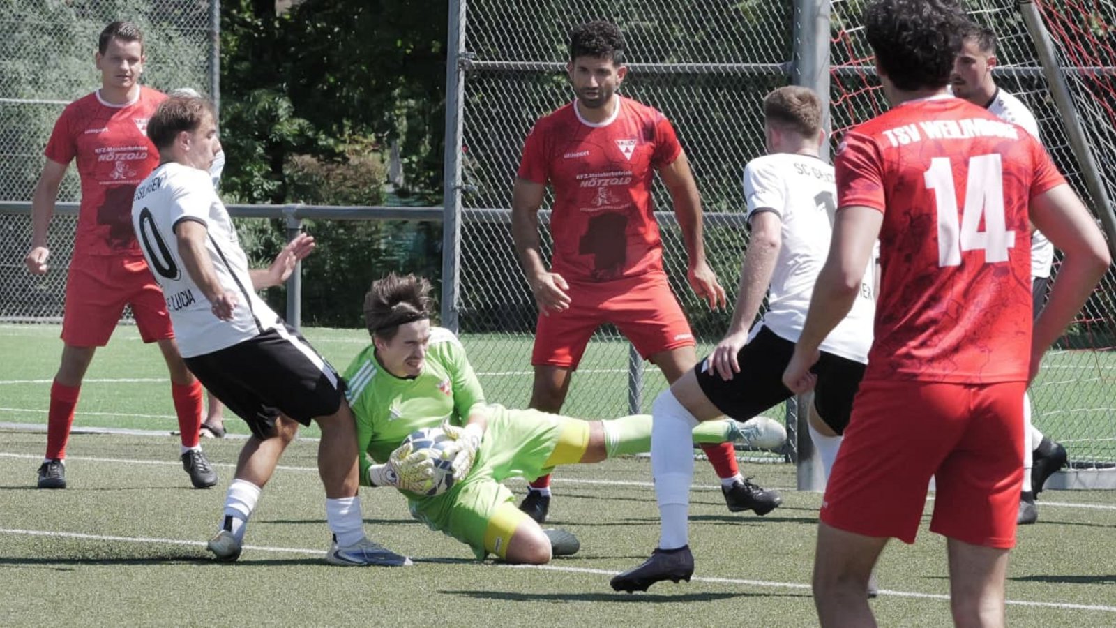 Abwehrspieler Erdinc Bozoglu (Rotes Trikot, Mitte) war in Runde eins des WFV-Pokalwettbewerbs die einzige Leihgabe aus dem Landesligakader der Weilimdorfer, der bei der TSV-Reserve in der Startformation gestanden hatte.Günter E. Bergmann Abwehrspieler Erdinc Bozoglu (Rotes Trikot, Mitte) war in Runde eins des WFV-Pokalwettbewerbs die einzige Leihgabe aus dem Landesligakader der Weilimdorfer, der bei der TSV-Reserve in der Startformation gestanden hatte.Günter E. Bergmann