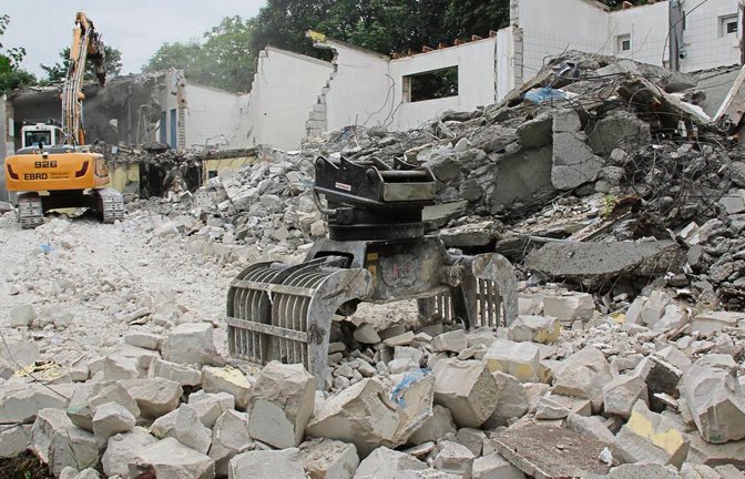 In Illingen wird das ehemalige Gebäude des Kindergartens Schatzkiste in der Ensinger Straße abgerissen. Ab August sollen hier die Bauarbeiten für eine Flüchtlingsunterkunft beginnen.Foto: Elsässer