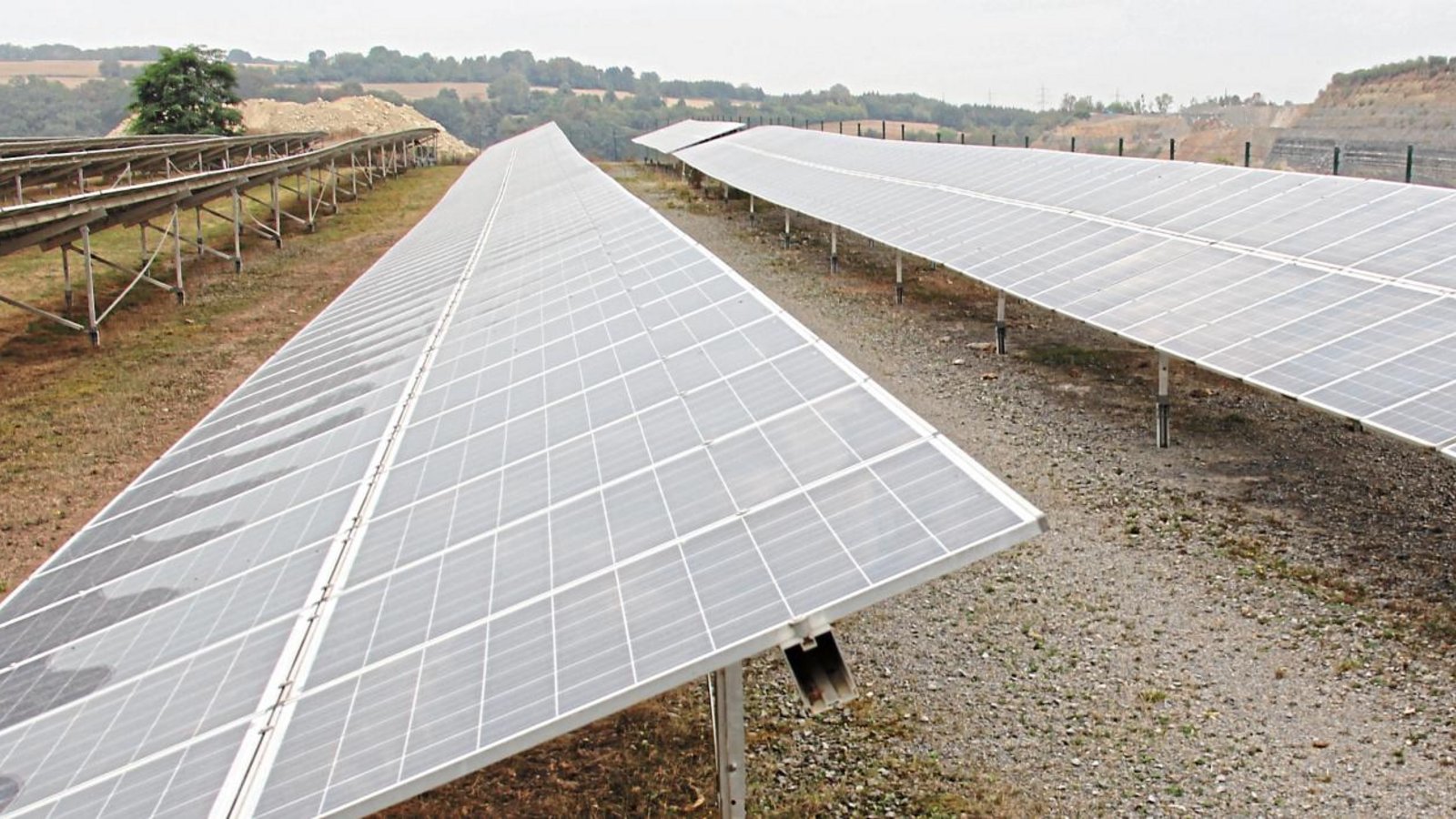 Der bestehende Solarpark am Steinbruch Sämann oberhalb der B 10 im Südosten Illingens wird um 1,8 Hektar auf insgesamt rund 4,8 Hektar erweitert.  Foto: Romanowski