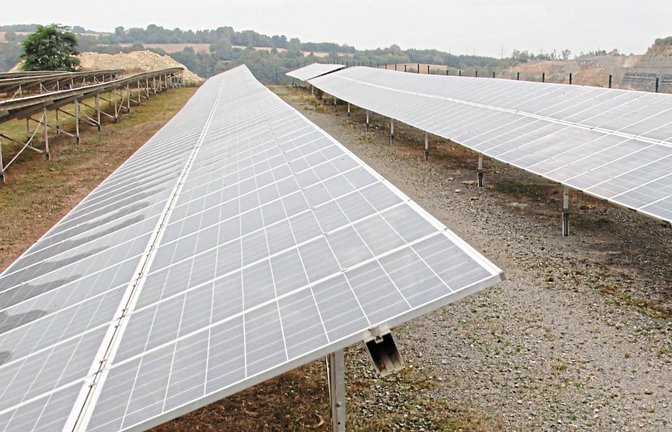 Der bestehende Solarpark am Steinbruch Sämann oberhalb der B 10 im Südosten Illingens wird um 1,8 Hektar auf insgesamt rund 4,8 Hektar erweitert.  Foto: Romanowski