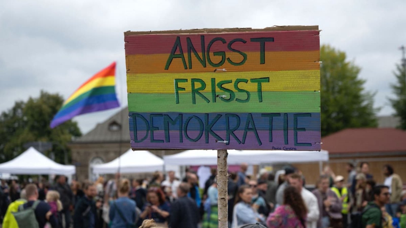 Ein Schild mit der Aufschrift „Angst frisst Demokratie“ bei einer Demonstration in Dresden.Katharina Kausche/dpa Ein Schild mit der Aufschrift „Angst frisst Demokratie“ bei einer Demonstration in Dresden.Katharina Kausche/dpa