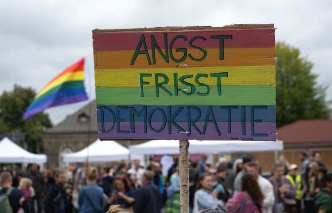 Ein Schild mit der Aufschrift „Angst frisst Demokratie“ bei einer Demonstration in Dresden.<span class='image-autor'>Katharina Kausche/dpa</span>