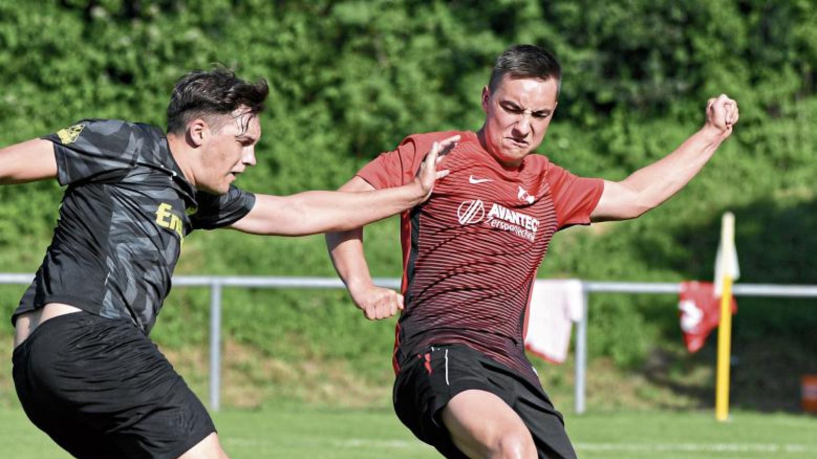 Paul Arnold (rechts) fällt nach seinem Innenbandriss zwar immer noch aus. Doch SVH-Trainer Sergej Hilgenberg ist zuversichtlich, dass die Trainingspause in wenigen Tagen endet. Foto: Leitner Paul Arnold (rechts) fällt nach seinem Innenbandriss zwar immer noch aus. Doch SVH-Trainer Sergej Hilgenberg ist zuversichtlich, dass die Trainingspause in wenigen Tagen endet. Foto: Leitner
