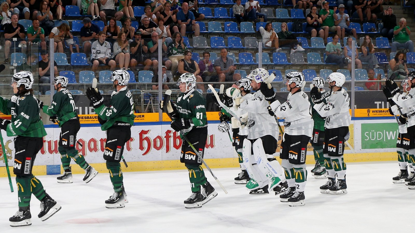 Rund 850 Fans begrüßen die Eishockey-Cracks der Bietigheim Steelers nach der Sommerpause wieder auf dem Eis der Ege-Trans-Arena. Damit übertrifft der Andrang die Erwartungen. Foto: Baumann