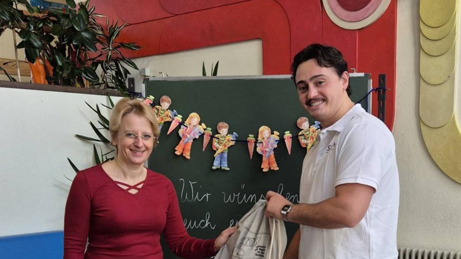 Oberriexingen Simone Hasenohr Rektorin der Grundschule Oberriexingen Valentino Carrubba Stadtwerke Geschenk Einschulung