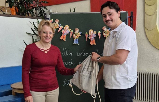 Oberriexingen Simone Hasenohr Rektorin der Grundschule Oberriexingen Valentino Carrubba Stadtwerke Geschenk Einschulung