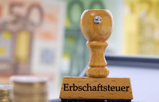 In der Debatte um die Neugestaltung der Erbschaftsteuer gibt es einen neuen Vorschlag von Ökonomen. (Symbolbild)<span class='image-autor'>Foto: mauritius images/imageBROKER / Christian Ohde</span>