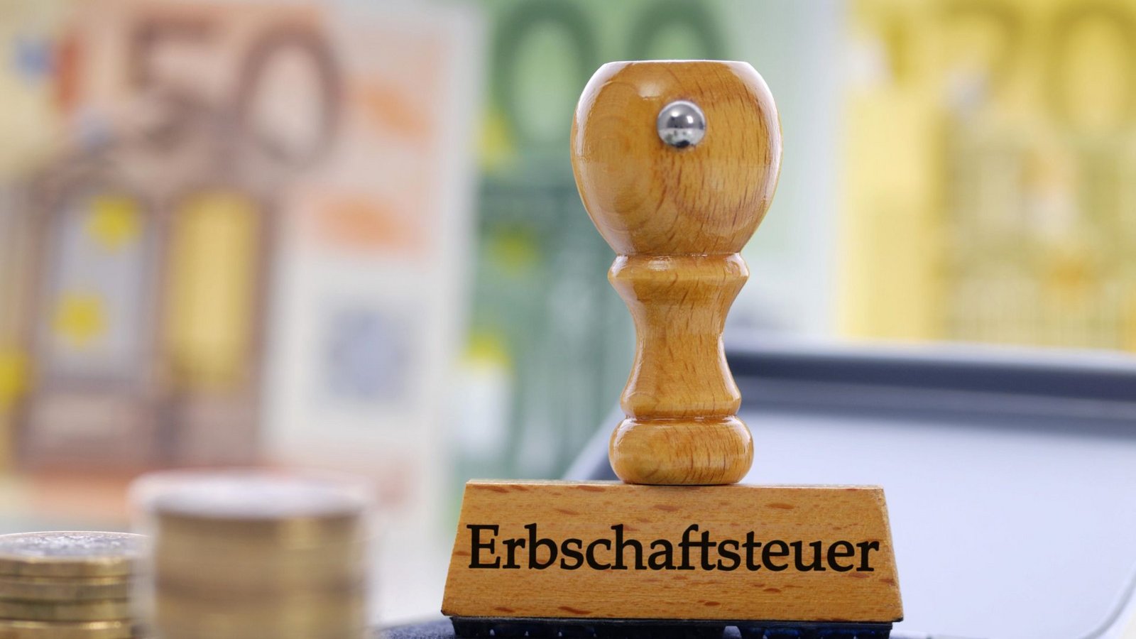 In der Debatte um die Neugestaltung der Erbschaftsteuer gibt es einen neuen Vorschlag von Ökonomen. (Symbolbild)Foto: mauritius images/imageBROKER / Christian Ohde In der Debatte um die Neugestaltung der Erbschaftsteuer gibt es einen neuen Vorschlag von Ökonomen. (Symbolbild)Foto: mauritius images/imageBROKER / Christian Ohde