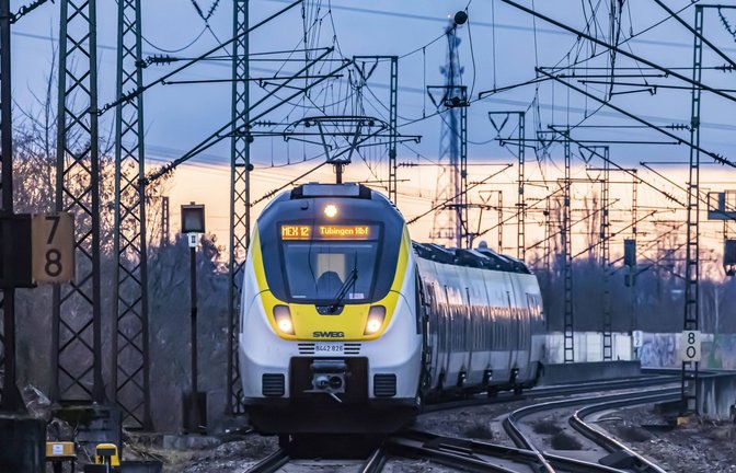 Die Unbekannte soll sich von einem Metropolexpress überrollen lassen haben. (Symbolbild)<span class='image-autor'>Foto: IMAGO/Arnulf Hettrich</span>