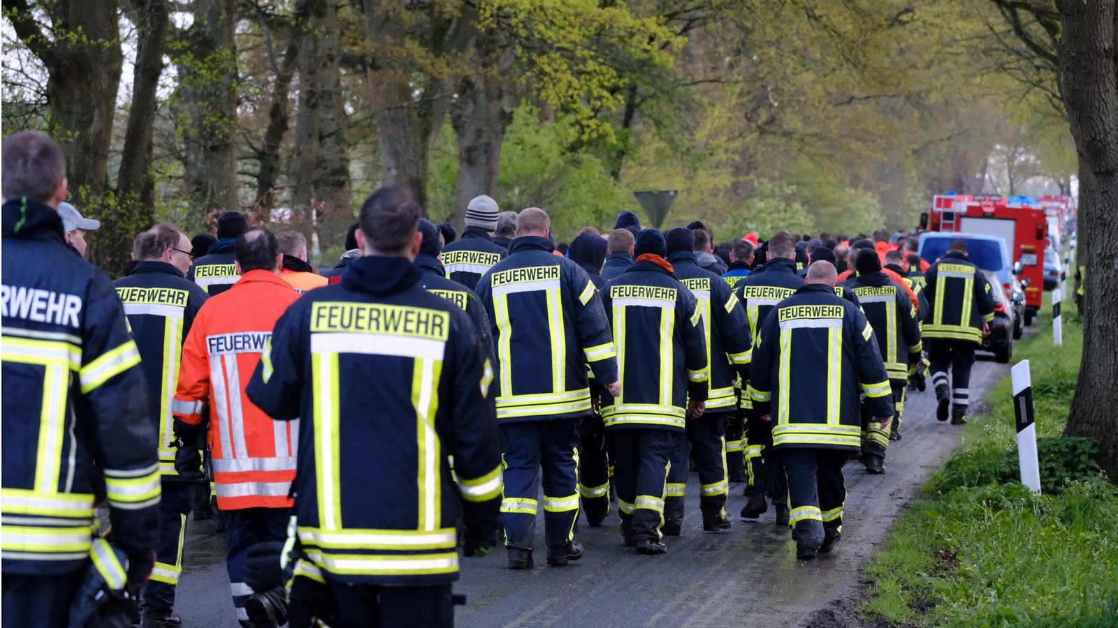 Feuerwehrleute laufen auf einer Straße bei Bremervörde. Von einem vermissten sechs Jahre alten Jungen aus dem niedersächsischen Bremervörde fehlt noch immer jede Spur.Foto: dpa/Markus Hibbeler