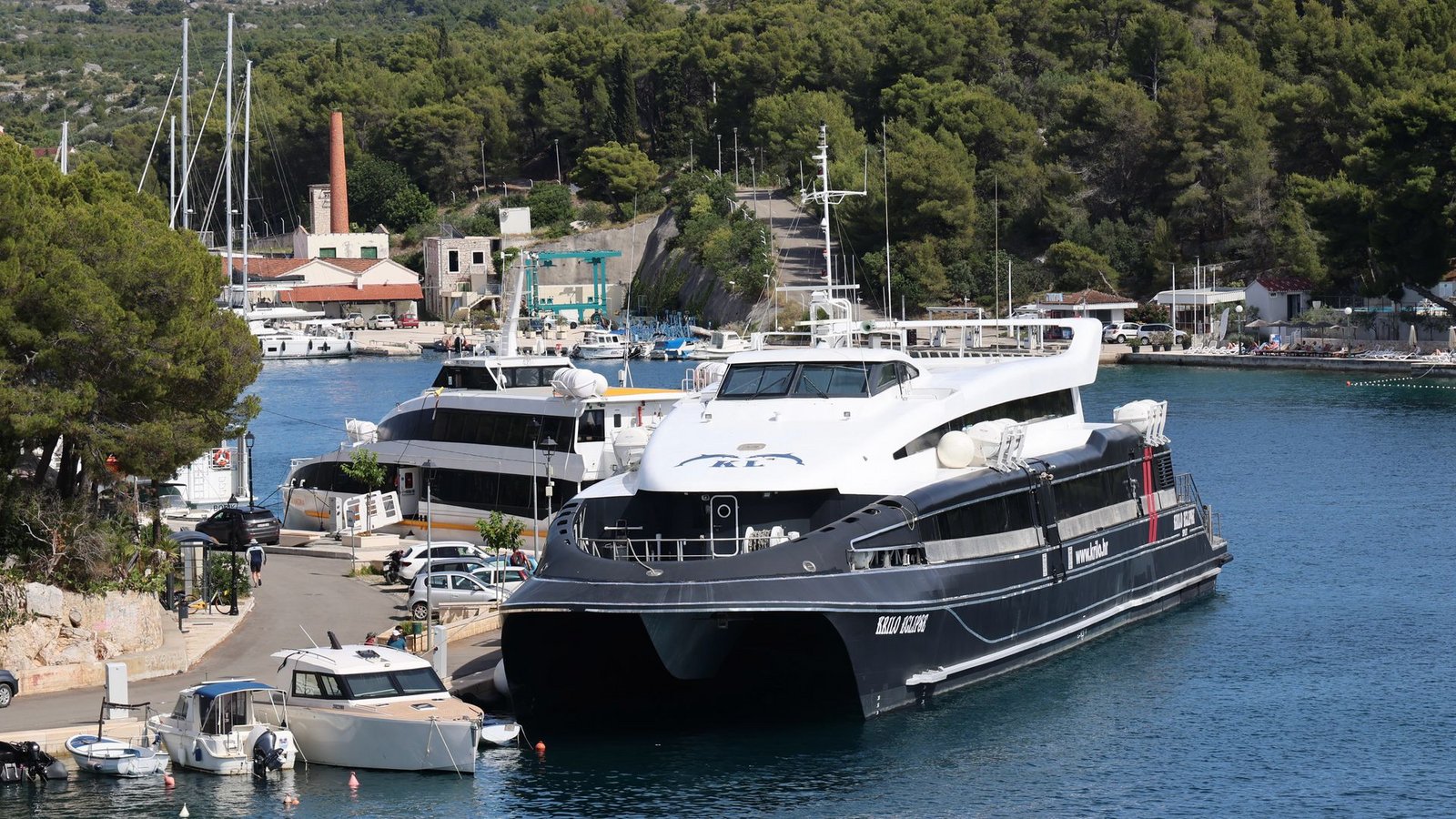 Bei dem Katamaran, der mit einem Segelboot zusammenstieß, handelt es sich um ein Linienschiff.Foto: Ivo Cagalj/PIXSELL/XinHua/dpa Bei dem Katamaran, der mit einem Segelboot zusammenstieß, handelt es sich um ein Linienschiff.Foto: Ivo Cagalj/PIXSELL/XinHua/dpa