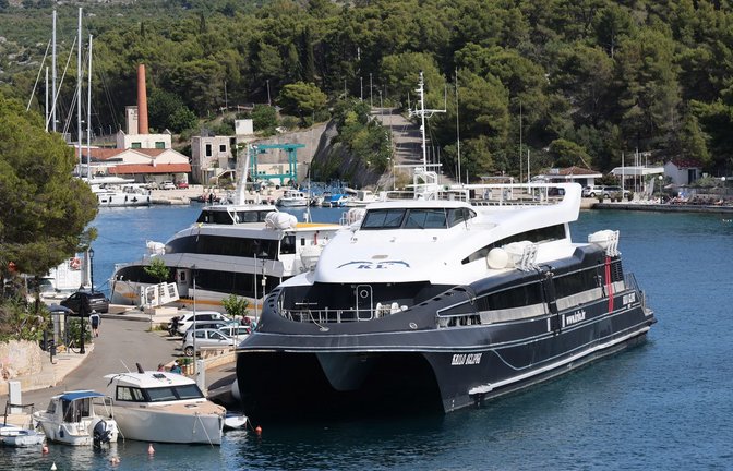 Bei dem Katamaran, der mit einem Segelboot zusammenstieß, handelt es sich um ein Linienschiff.<span class='image-autor'>Foto: Ivo Cagalj/PIXSELL/XinHua/dpa</span>