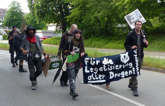 Mit Bier und klaren Aussagen strebt die Anarchistische Pogo-Partei von der Straße in den ehrwürdigen Freiburger Gemeinderatssaal.<span class='image-autor'>Foto: Facebook/D</span>