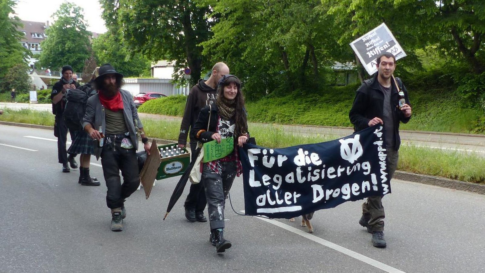 Mit Bier und klaren Aussagen strebt die Anarchistische Pogo-Partei von der Straße in den ehrwürdigen Freiburger Gemeinderatssaal.Foto: Facebook/D