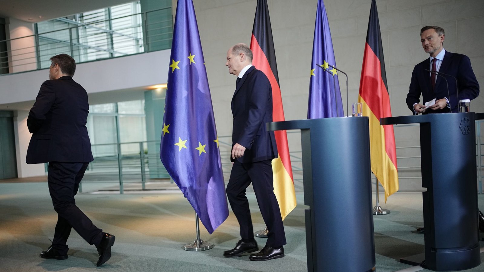 Habeck, Scholz, Lindner – für die Ampel war das Urteil aus Karlsruhe der Angang vom Ende.Foto: Kay Nietfeld/dpa Habeck, Scholz, Lindner – für die Ampel war das Urteil aus Karlsruhe der Angang vom Ende.Foto: Kay Nietfeld/dpa