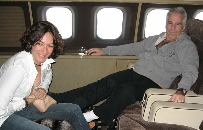 Ghislaine Maxwell (li.) and  Jeffrey Epstein unterwegs in einem Privatflugzeug (undatierte Aufnahme)<span class='image-autor'>Foto: AFP</span>