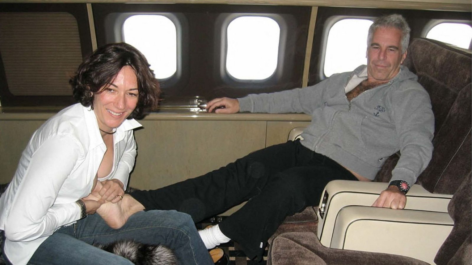 Ghislaine Maxwell (li.) and  Jeffrey Epstein unterwegs in einem Privatflugzeug (undatierte Aufnahme)Foto: AFP