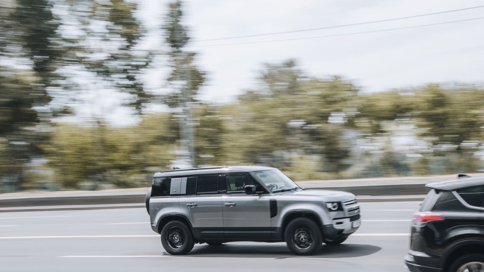 Der Fahrer war mit einem grauen SUV Range Rover unterwegs. (Symbolbild)Foto: Imago/Yuriy_Vlasenko.