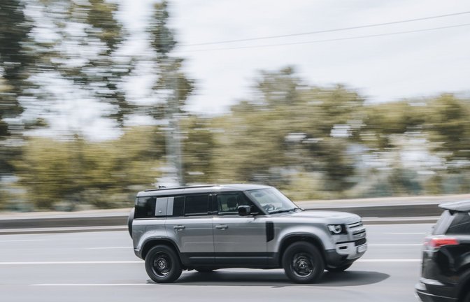Der Fahrer war mit einem grauen SUV Range Rover unterwegs. (Symbolbild)<span class='image-autor'>Foto: Imago/Yuriy_Vlasenko.</span>