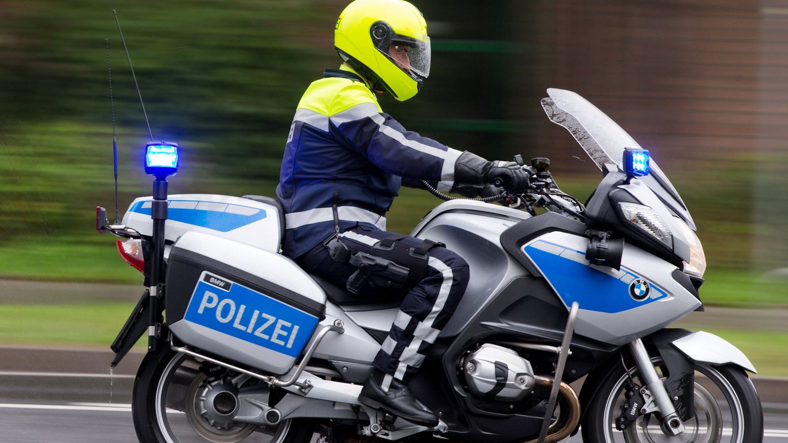 Ein Polizist wurde beim Sturz von seinem Motorrad tödlich verletzt. (Symbolbild)Foto: dpa Ein Polizist wurde beim Sturz von seinem Motorrad tödlich verletzt. (Symbolbild)Foto: dpa