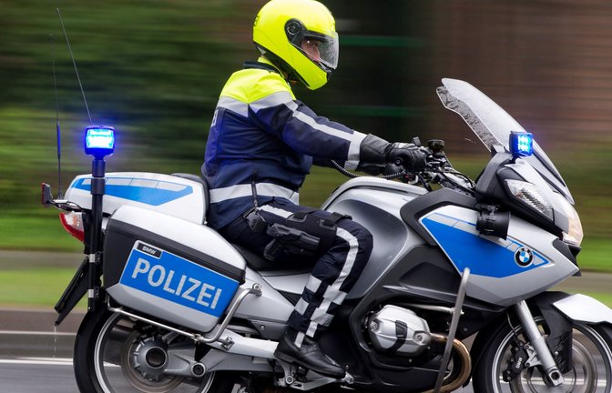 Ein Polizist wurde beim Sturz von seinem Motorrad tödlich verletzt. (Symbolbild)<span class='image-autor'>Foto: dpa</span>