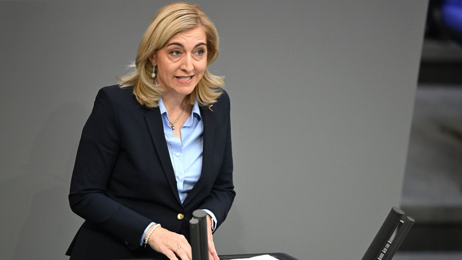Nina Warken (CDU), Bundesministerin für Gesundheit, spricht zum GKV-Beitragssatzstabilisierungsgesetz im Plenarsaal im Bundestag.Foto: Elisa Schu/dpa