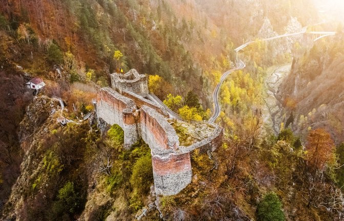 Vlad III. Drăculeas letzte Zuflucht:  Ruine Poenari.  Im Juni 1462 flüchtete der Fürst  vor den Türken unter Sultan Mehmed II. in die Höhenburg im  Kreis Argeș in der Großen Walachei in Rumänien.<span class='image-autor'>Foto: Imago/Pond5</span>