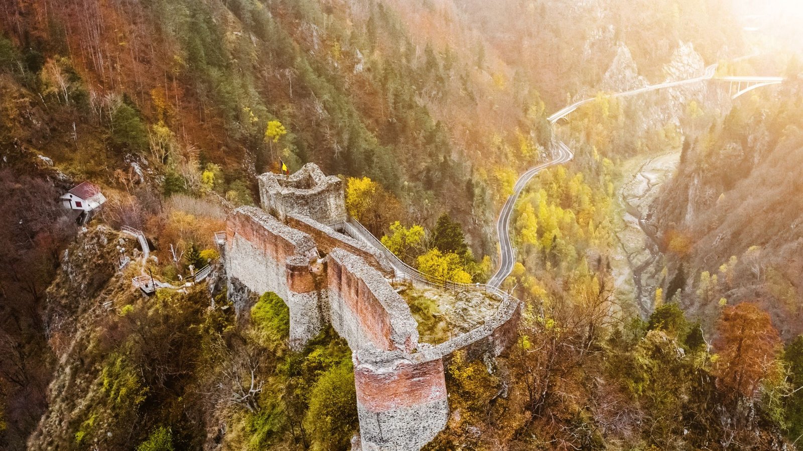 Vlad III. Drăculeas letzte Zuflucht: Ruine Poenari. Im Juni 1462 flüchtete der Fürst vor den Türken unter Sultan Mehmed II. in die Höhenburg im Kreis Argeș in der Großen Walachei in Rumänien.Foto: Imago/Pond5 Vlad III. Drăculeas letzte Zuflucht: Ruine Poenari. Im Juni 1462 flüchtete der Fürst vor den Türken unter Sultan Mehmed II. in die Höhenburg im Kreis Argeș in der Großen Walachei in Rumänien.Foto: Imago/Pond5