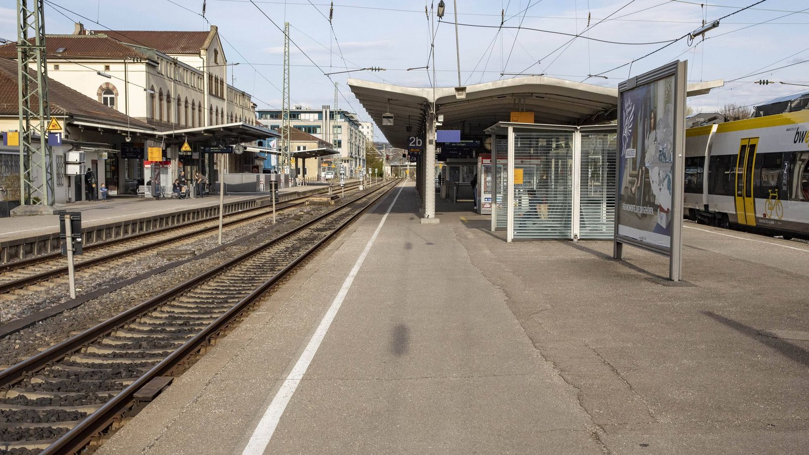 Das laute Telefonieren einer Frau im Zug störte einen Mann offenbar so sehr, dass die beiden anfingen sich zu beleidigen (Symbolbild).Foto: imago images/Future Image/Robert Schmiegelt