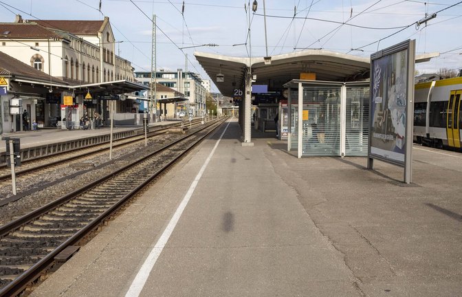 Das laute Telefonieren einer Frau im Zug störte einen Mann offenbar so sehr, dass die beiden anfingen sich zu beleidigen (Symbolbild).<span class='image-autor'>Foto: imago images/Future Image/Robert Schmiegelt</span>