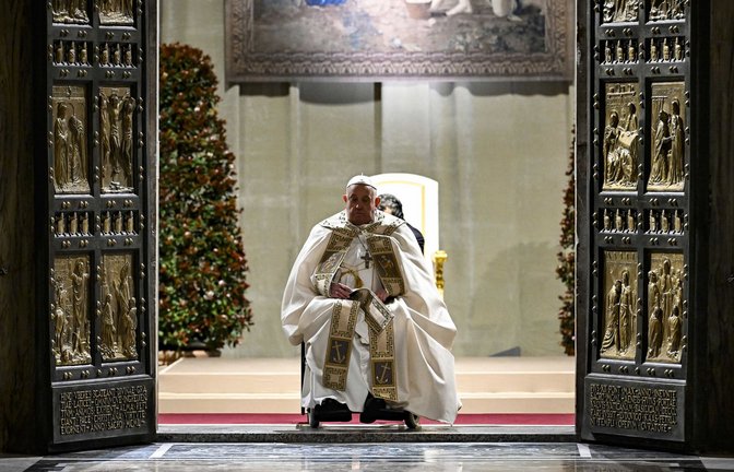 Papst Franziskus vor der Heiligen Pforte im Petersdom zu Rom<span class='image-autor'>Foto: Romano Sicilian/KNA/Cristian Gennari</span>