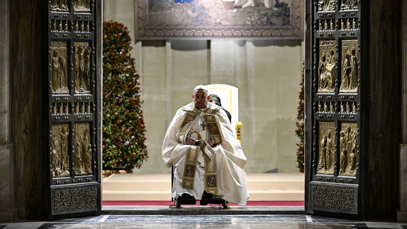 Papst Franziskus vor der Heiligen Pforte im Petersdom zu RomFoto: Romano Sicilian/KNA/Cristian Gennari Papst Franziskus vor der Heiligen Pforte im Petersdom zu RomFoto: Romano Sicilian/KNA/Cristian Gennari