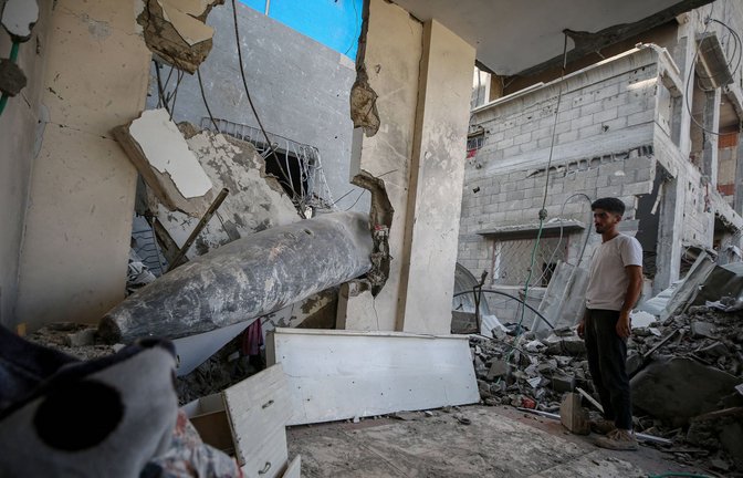 Eine nicht explodierte Bombe in Gaza: KI im Krieg birgt hohe Risiken und kann folgenschwere Fehlentscheidungen auslösen (Symbolfoto).<span class='image-autor'>Foto: IMAGO/APAimages/IMAGO/Omar Ashtawy \ apaimages</span>