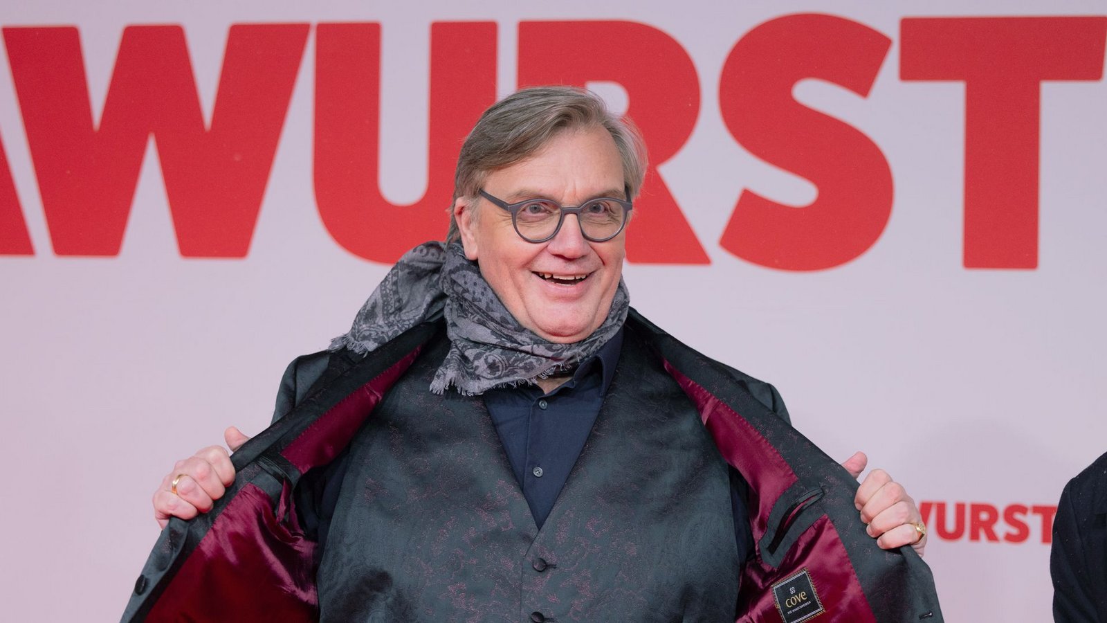 Hape Kerkeling spielt in „Extrawurst“ den Vereinsvorsitzenden HeribertFoto: Rolf Vennenbernd/dpa